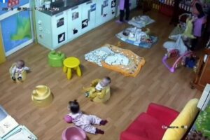 布塞嘴裡、倒吊嬰兒！台中托嬰中心虐嬰畫面曝光　王婉諭怒斥：到底在幹嘛？