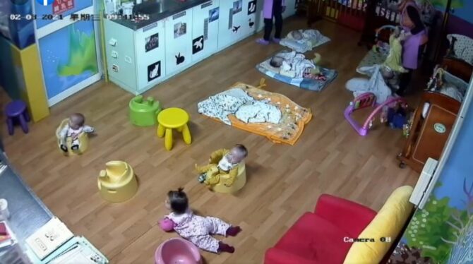 布塞嘴裡、倒吊嬰兒！台中托嬰中心虐嬰畫面曝光　王婉諭怒斥：到底在幹嘛？