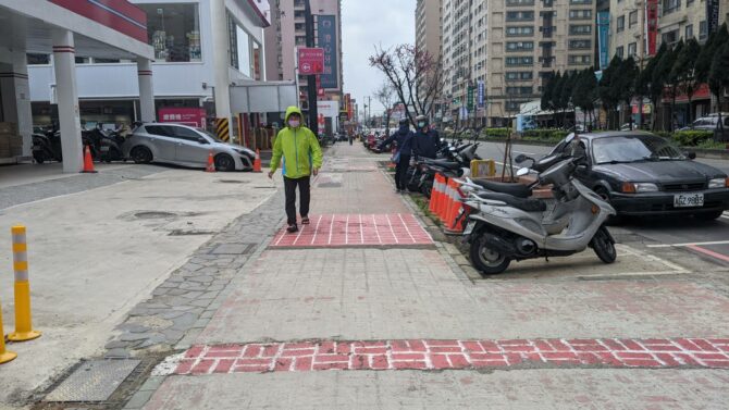 驚！內壢人行道出現棋盤　桃市議員參選人黃崇真批誇張