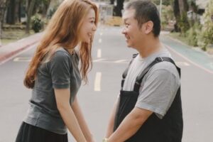 納豆出院！依依情人節PO合照放閃　網湧入留言打氣