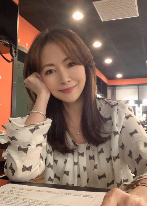 超凍齡！《麻辣鮮師》萬老師曬14年前婚紗照　網喊：怎麼都沒變？