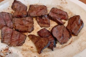 780元牛排端出一看傻眼！店員：盤子比較貴　他氣炸餐廳回應了