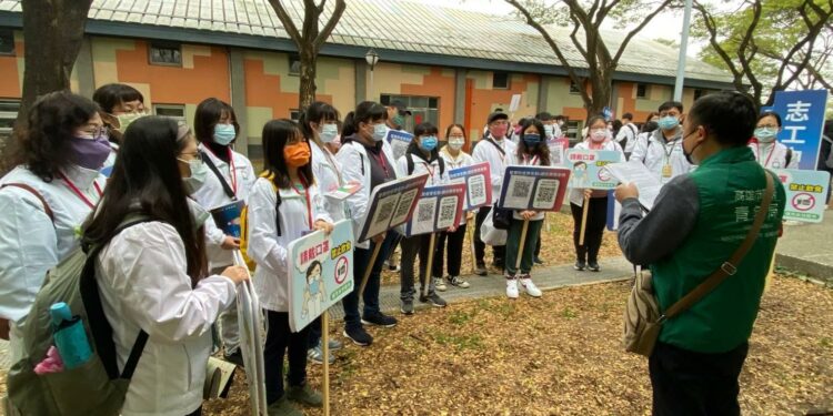 青年志工團投入台灣燈會防疫宣導　熱心的外籍志工也盡心服務