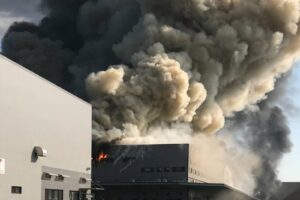 家樂福楊梅物流倉儲大火濃煙沖天　火勢驚人百名警消出動現場搶救