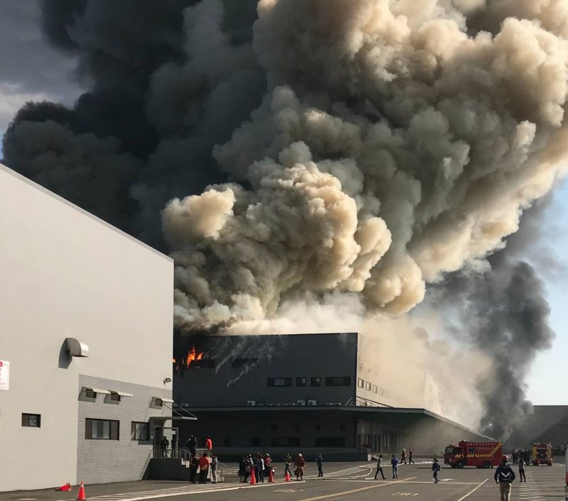家樂福楊梅物流倉儲大火濃煙沖天　火勢驚人百名警消出動現場搶救