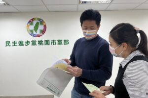 民進黨桃園市議員初選領表登記開跑　黃崇真首投入選戰請大家支持