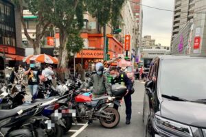 馬路當停車場？三寶併排「騎士無奈遭擋道」　保大警啟動交通快打並助脫困
