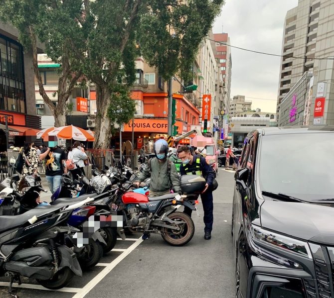 馬路當停車場？三寶併排「騎士無奈遭擋道」　保大警啟動交通快打並助脫困