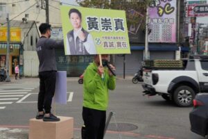 黃崇真和父親黃仁杼街頭宣講　拼4月黨內初選出線