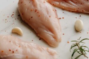 健身族注意！營養師點「即食雞胸肉」2大問題　吃多恐水腫　