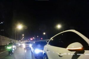 巡邏察覺交通回堵⋯市民高架車禍　保大警迅速救援排除