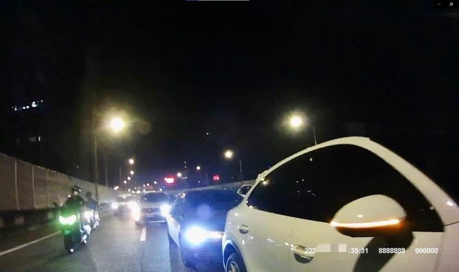 巡邏察覺交通回堵⋯市民高架車禍　保大警迅速救援排除