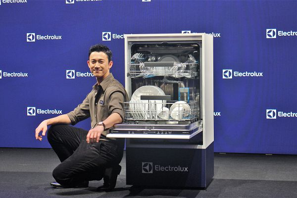 伊萊克斯極淨呵護洗碗機全系列登台　金鐘影帝吳慷仁現身代言
