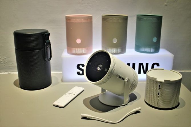 三星新款 The Freestyle 微型智慧投影機　輕量化設計兼具藍牙喇叭、情境燈功能