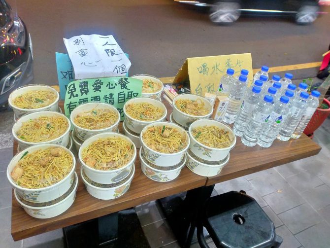 愛心餐點被歐巴桑掃光！店家霸氣開「兒童條款」網友讚爆