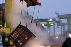 高雄港79號碼頭貨櫃翻覆！鹽酸外洩冒刺鼻濃煙　港消、毒災小組警戒