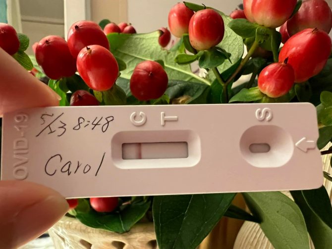 確診康復回公司上班遭歧視⋯同事「每2分鐘」朝她狂噴酒精