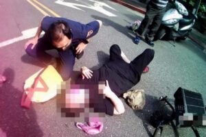 8旬婦車禍臥倒路中央！「視訊119APP」急救援　暖警挨家挨戶幫尋親