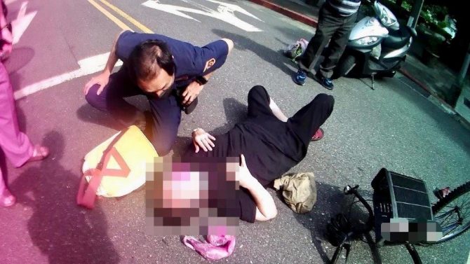 8旬婦車禍臥倒路中央！「視訊119APP」急救援　暖警挨家挨戶幫尋親