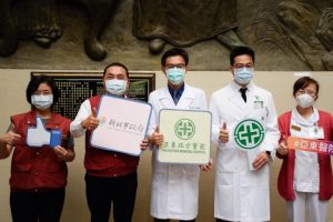 疫情忙翻天 侯友宜慰問醫護團隊 共同守護市民