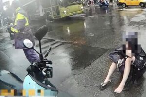 大雨狂炸！女騎士「人車倒十字路口」　保大暖警急救援