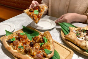 挑戰義大利人底限！堤諾端午最狂「五花肉粽比薩」 五花肉、香菇、鹹蛋黃通通吃得到