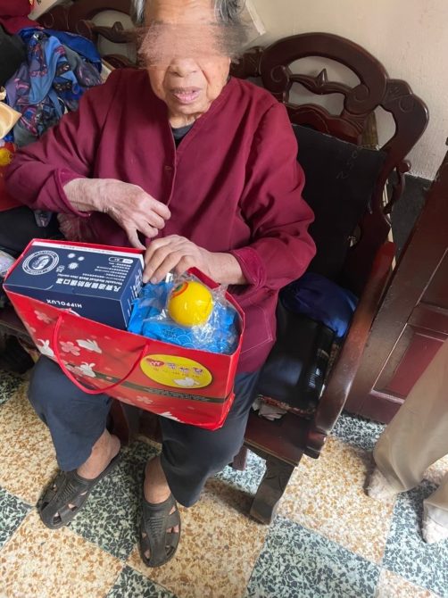 台灣萌愛公益協會獻愛不餘遺力 親送物資關懷獨居長者