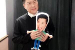 《天才衝衝衝》主持人全確診！曾國城快篩陽　記者會急喊卡