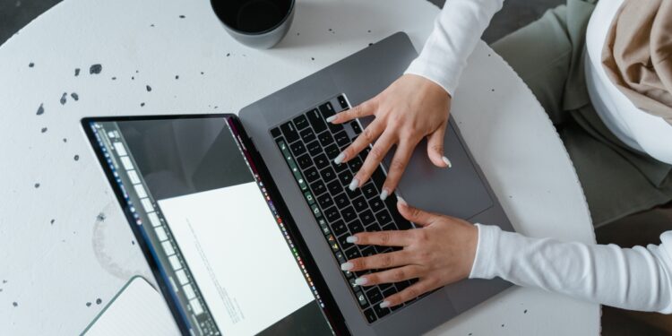 IDC：家用需求疲軟但商用需求良好，2022Q1PC顯示器表現持平