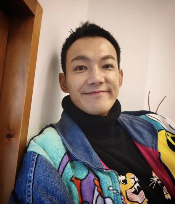 《棒棒堂》威廉為戲剃髮　新造型曝光網狂讚：最帥光頭