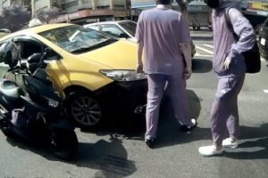 上班時間車流大！小黃、機車車禍卡路中塞爆　保大警交通快打迅速排除