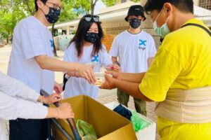 BingX暖捐400份愛心便當　台北車站街頭發放溫飽弱勢族群