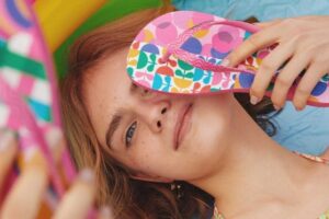 準備迎接熱情夏天！海邊踏浪必備巴西涼拖　穿出夏日時尚感