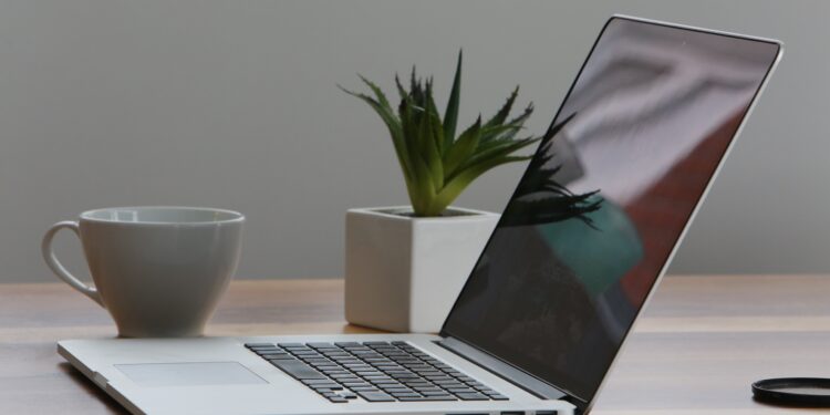 2022全球筆電出貨2.2億台 商用、電競PC表現佳 超大型資料中心建造驅動台灣伺服器出貨成長9.4%