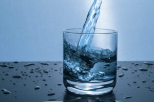 長期喝純水會導致礦物質攝取不足、骨質疏鬆嗎？食藥署解答疑惑