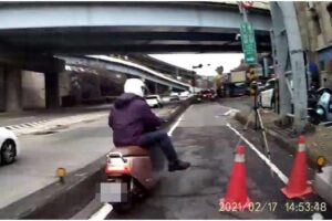 衝撞路檢貪一時快！酒駕遭攔檢　男心虛撞警後逃逸