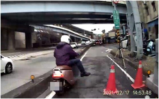 衝撞路檢貪一時快！酒駕遭攔檢　男心虛撞警後逃逸