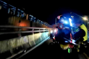 0.2秒鐵證全都錄！男路檢藏毒「丟包拒捕」　勇警制伏送辦