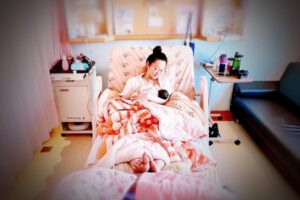 女兒出生不到一個月！「突發狀況」趙小僑心疼落淚