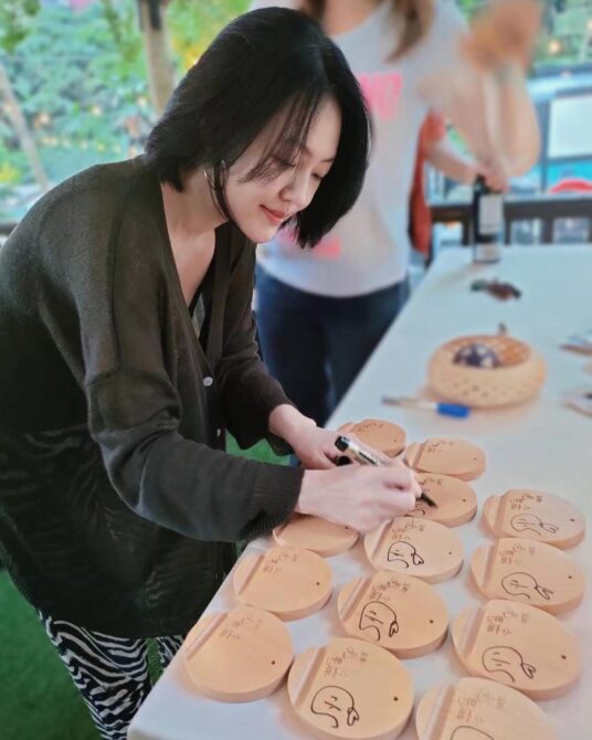 小S全家旅遊自爆「每天穿同一套」　網笑翻問：家人不嫌棄？