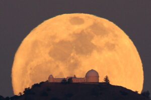 天文迷注意！超級滿月今晚現身　還有會移動的「超級亮星」