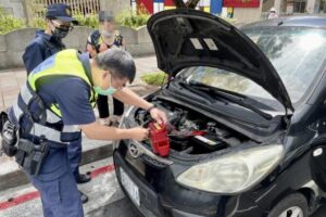 巡邏遇老奶奶慌張揮手求救！保大暖警電霸救援助脫困