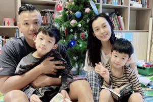 飛飛「離譜姿勢」玩iPad！范范氣炸：不要太超過　網看了笑翻