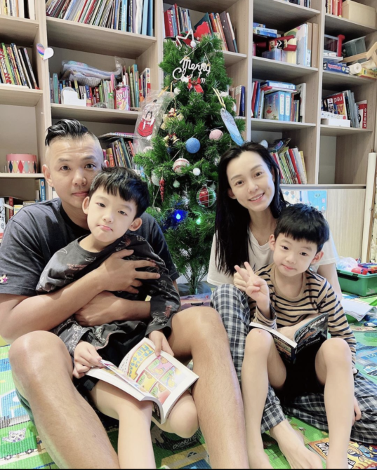 飛飛「離譜姿勢」玩iPad！范范氣炸：不要太超過　網看了笑翻