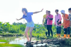 籃籃體驗坐大王蓮「被騙限重50公斤」　尷尬問：超過一點點可以嗎？