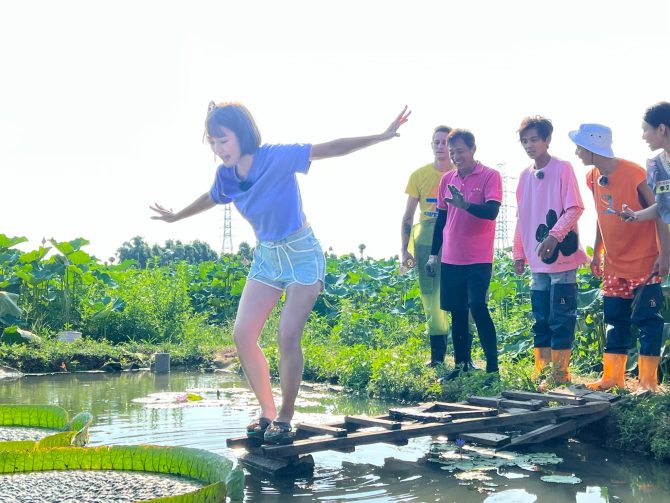 籃籃體驗坐大王蓮「被騙限重50公斤」　尷尬問：超過一點點可以嗎？