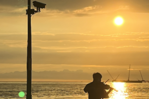淡水夕陽下的小提琴家李晨嵐　浪漫美景如詩如畫