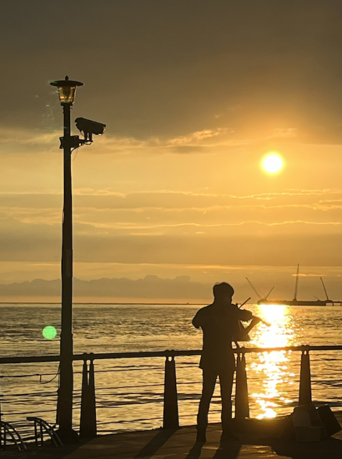 淡水夕陽下的小提琴家李晨嵐　浪漫美景如詩如畫