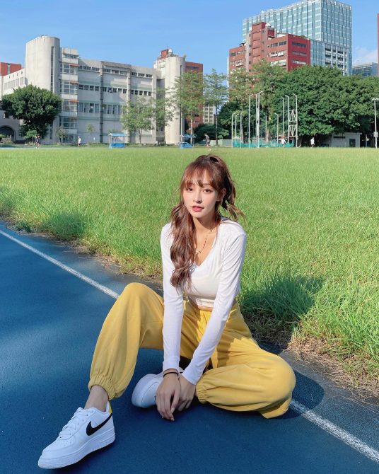 林襄私密片瘋傳！撒嬌喊「只有貼乳貼」　經紀人回應：以前家境不好