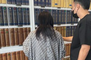 余苑綺病逝一個月⋯李亞萍探望女兒　塔位前背影惹鼻酸